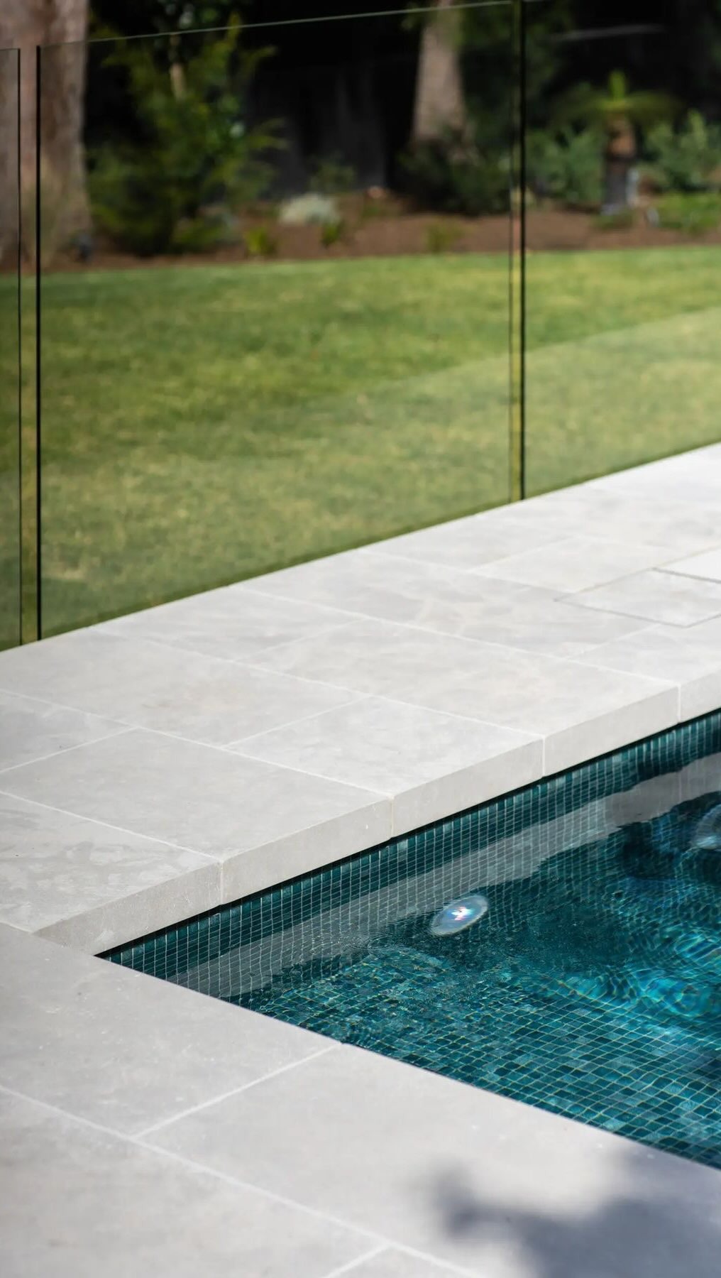 Piso externo próximo à piscina